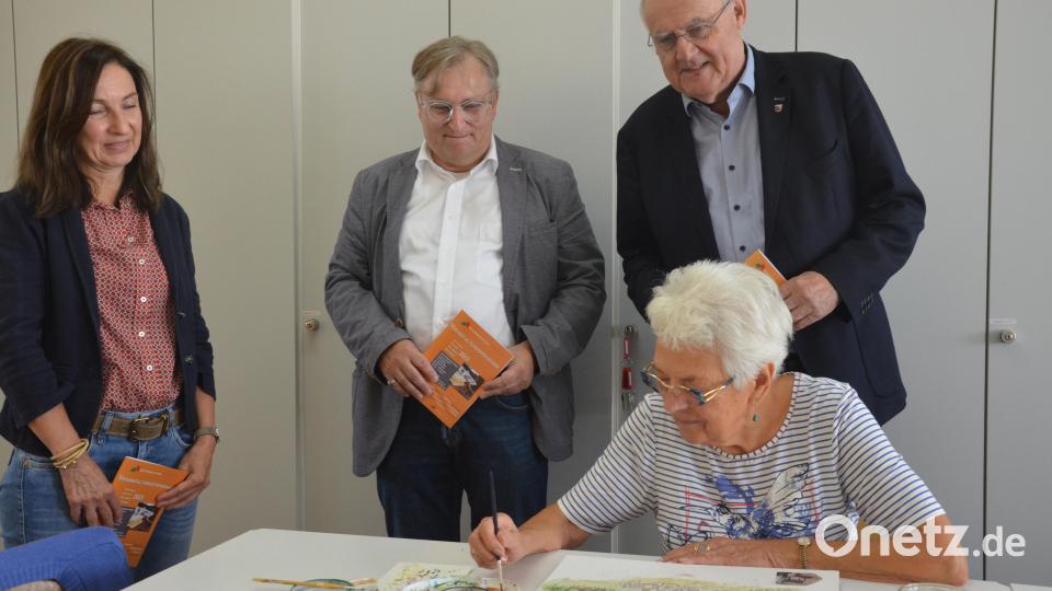 Susanne Meichner, Wolfgang Hohlmeier und Lothar Höher schauen der Aquarellmalerin Waltraud Hoffmann über die Schulter. Bild: Kunz