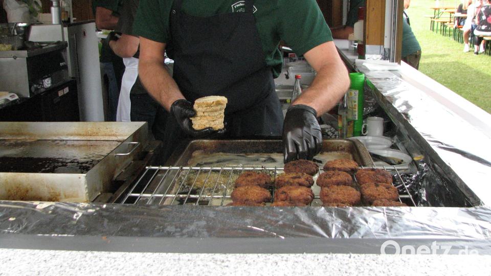 Als neue Spezialität wurden Fischpflanzln mit Wallerfleisch und Kartoffelsalat angeboten. Bild: knh