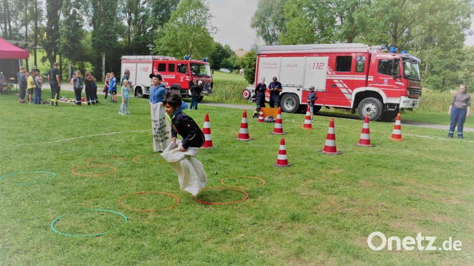 Wettkampfstimmung unter den Kindern kommt beim Sackhüpfen auf. Bild: gz