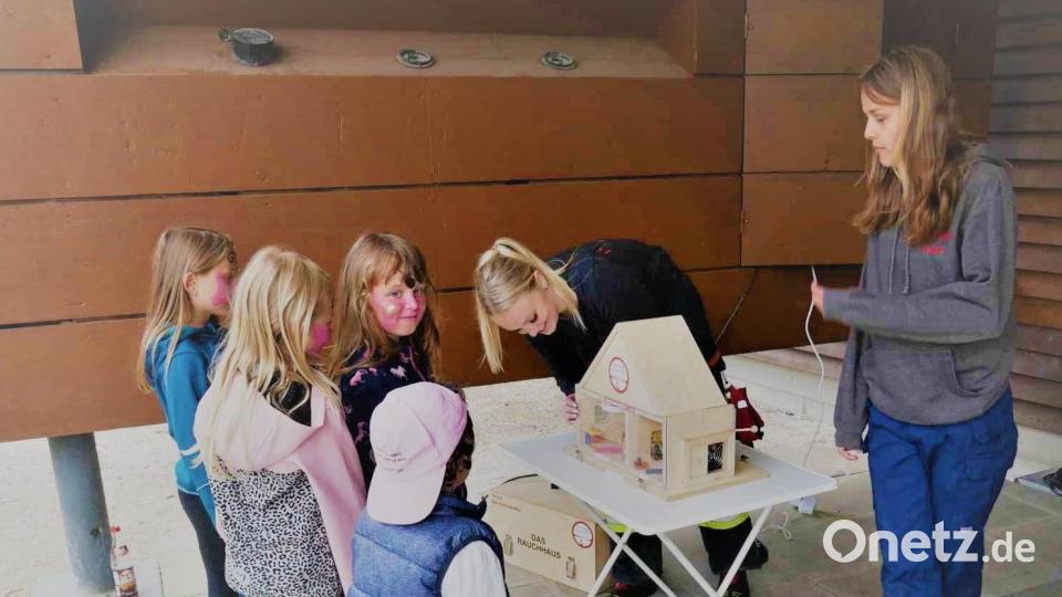 Als Brandschutzerzieherin erhält Janine Krämer als Leihgabe vom Bezirksverband ein Rauchhaus. Bild: gz