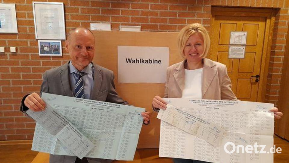 Stimmkreisleiterin Nicole Hammerl und ihr Stellvertreter Reinhold Gailer stellen die Stimmzettel für die Landtags- und Bezirkswahl vor. Bild: Stadt Weideni.d.OPF/exb