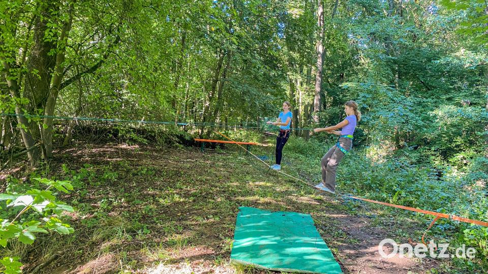 Für Balanceübungen wurde eine Slackline aufgebaut. Bild: CSU-Ortsverband Kastl/exb