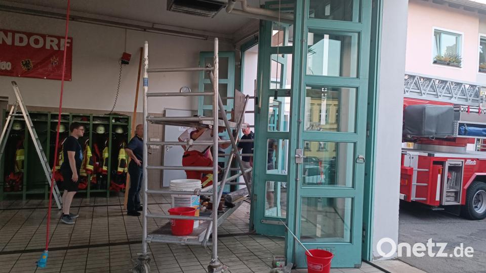 Bei dem Unfall wurde auch das Falttor am Gerätehaus beschädigt. Archivbild: nic