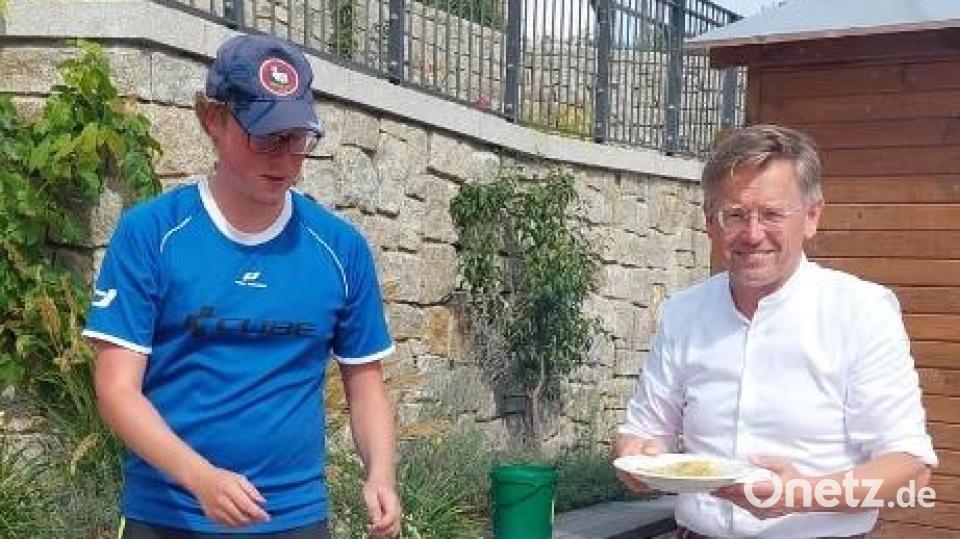 Die Junge Union bot eine Kartoffelsuppe nach altem Rezept an,, die sich auch MdL Tobias Reiß schmecken ließ. Bild: soj