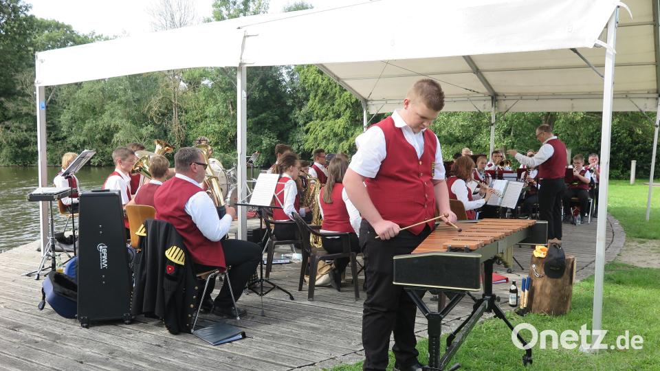 Fehlerlos meisterte Michael Adelhardt sein Xylophon Solo bei der Polka „Erinnerung an Zirkus Renz“. Bild: jzk