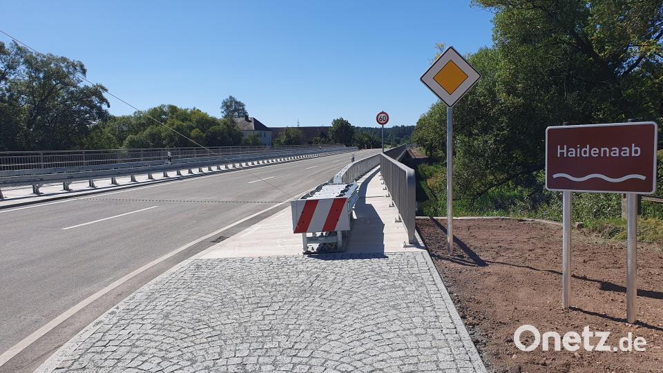 Am Mittwoch, 6. September, gab das Staatliche Bauamt Amberg-Sulzbach die neue Brücke über die Haidenaab frei. Bild: Lowak