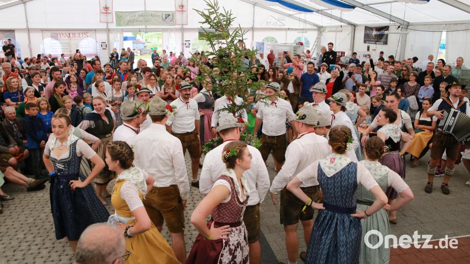 Wegen des schlechten Wetters tanzen die Köferinger Kirwapaare im Festzelt um einen kleinen Baum. Bild: egl