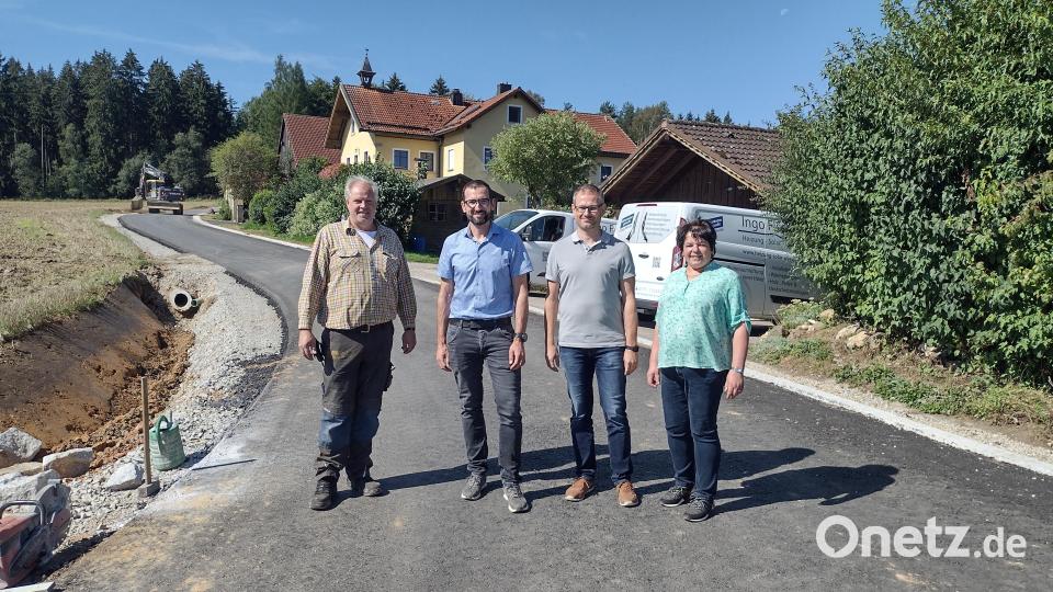 Von links: Egid Schreyer, Firma Schreyer, Christoph Reger, Ing.Büro für Tiefbautechnik, Bauamtsleiter Achim Scherm und Zweite Bürgermeisterin Christa Bayer. Bild: Gemeinde Pullenreuth/exb