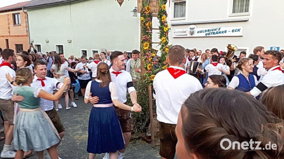 Die Kirwapaare beim Straßentanz in der Dorfmitte von Edelsfeld. Bild: gru
