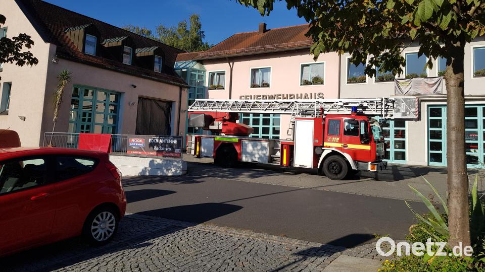 Im Juli kam es zu einem Unfall auf dem Gelände der Feuerwehr Erbendorf. Ein Trike-Fahrer verletzte dabei drei Feuerwehrleute, beschädigte das Falttor und die dahinter befindliche Drehleiter. Bis zur Reparatur ist die Wehr auf ein Ersatzfahrzeug angewiesen. Bild: Benkhardt