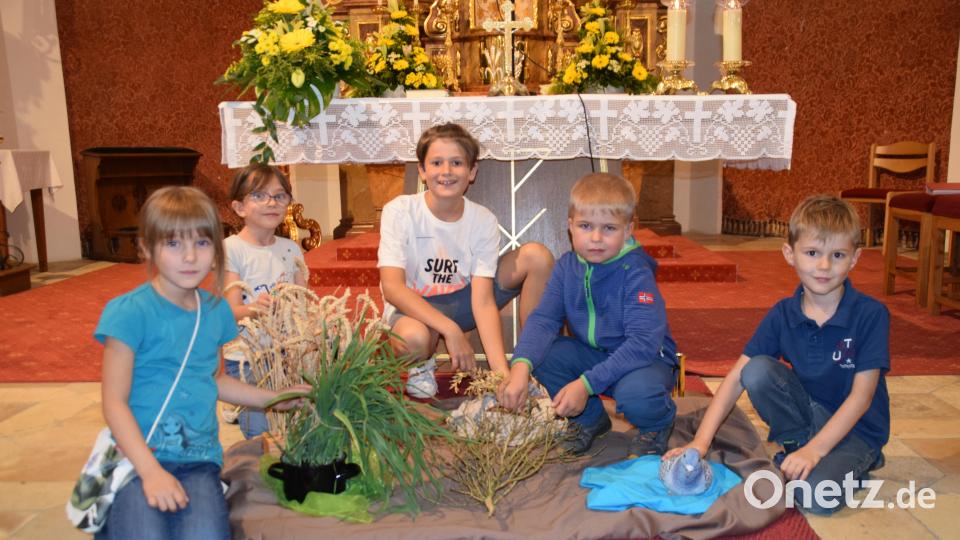 Die Kinder zeigten den Gläubigen beim Familiengottesdienst auf, wohin der Samen des Sämanns überall fallen kann. Bild: swo