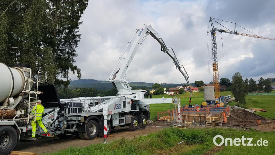 Die Arbeiten an der Brücke schreiten voran. Bild: gi