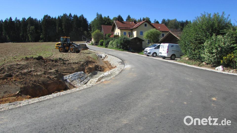 Die Gemeindeverbindungsstraße im Pullenreuther Ortsteil Kreuzweiher wird seit ein paar Monaten ausgebaut. Nun befinden sich die Arbeiten kurz vor der Fertigstellung. Die Anwohner müssen sich auf eine kurze Sperrung einstellen. Bild: exa