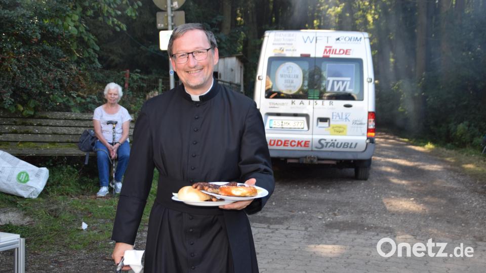 Nicht nur in der Kirche ist Gebenbachs Pfarrvikar Christian Preitschaft um das Wohl seiner priesterlichen Gäste bemüht, er kümmert sich auch um ihr leibliches Wohl nach den Gottesdiensten. Bild: swo