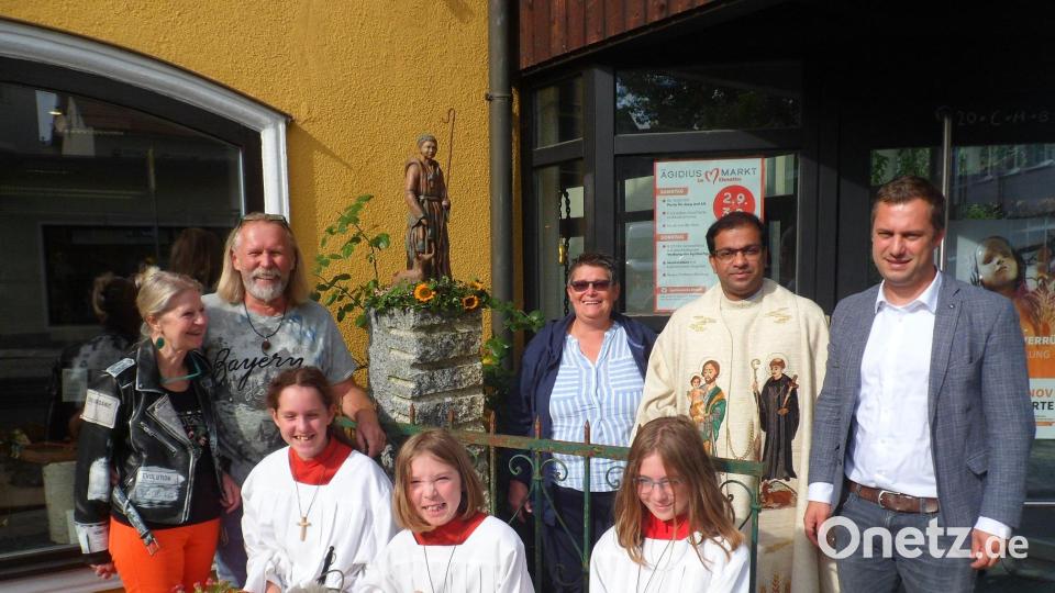 Bild zeigt die Segnung der Ägidiusfigur
v.li. das Künstlerehepaar Inge und Bert Flor, Vereinsausschussvorsitzende Judith Zaus, Pfarrer Pater Anish George, Bürgermeister Wolfgang Söllner Bild: soj