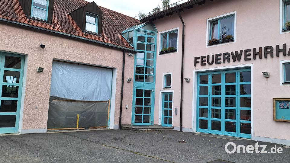 Nach dem Unfall auf dem Gelände des Feuerwehrhauses Erbendorf Mitte Juli ist derzeit das beschädigte Tor mit einer Plane verhängt. Archivbild: fks