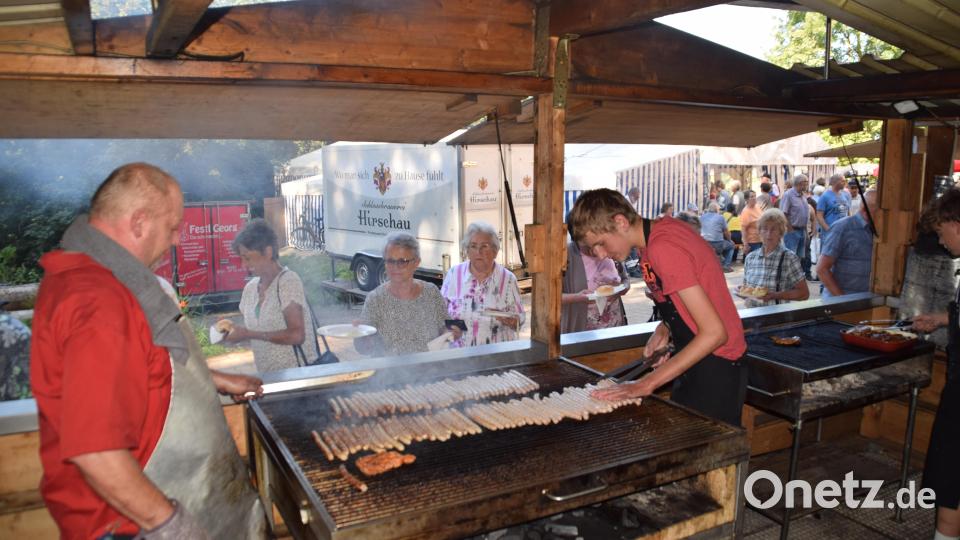Am Bratwurststand der DJK Gebenbach hatten die Helfer schon ab Mittag alle Hände voll zu tun, um die zahlreichen Wallfahrer am Seniorentag zu verköstigen. Bild: swo