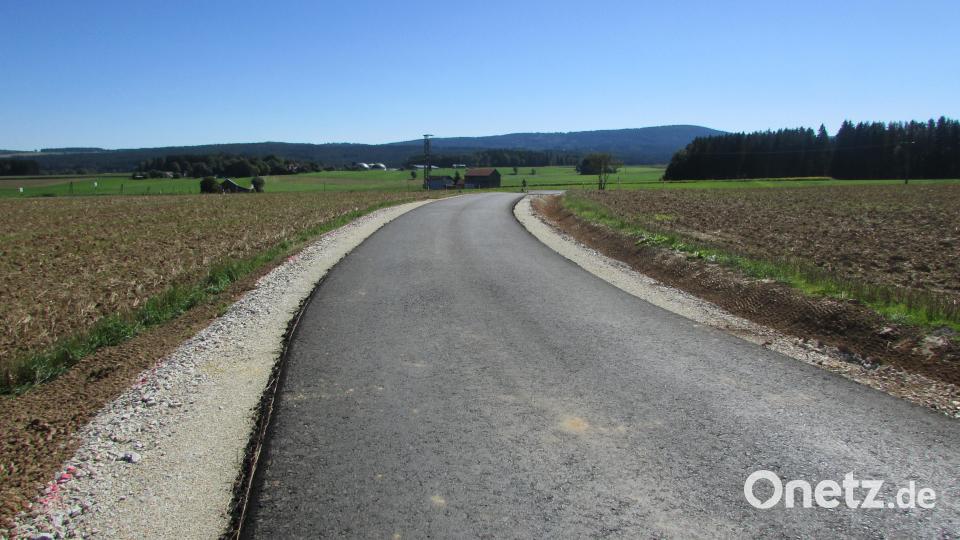 Die Gemeindeverbindungsstraße im Pullenreuther Ortsteil Kreuzweiher wird seit ein paar Monaten ausgebaut. Nun befinden sich die Arbeiten kurz vor der Fertigstellung. Die Anwohner müssen sich auf eine kurze Sperrung einstellen. Bild: exa