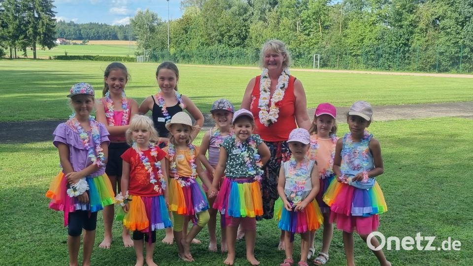 Anja Zeis führte zwei Kindergruppen im Rahmen des Ferienprogramms in das Hula-Tanzen ein. Bild: Sandra Panitzek/exb