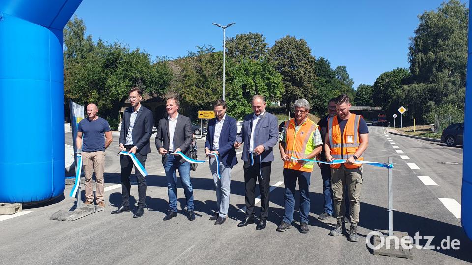 Vertreter des Staatlichen Bauamts Amberg-Sulzbach, der Politik und der Baufirma zerschneiden zur offiziellen Freigabe der neuen Haidenaab-Brücke ein blauweißes Band. Bild: Lowak