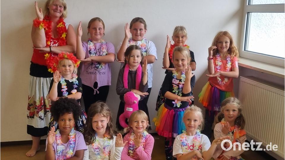 Anja Zeis führte zwei Kindergruppen im Rahmen des Ferienprogramms in das Hula-Tanzen ein. Bild: Sandra Panitzek/exb