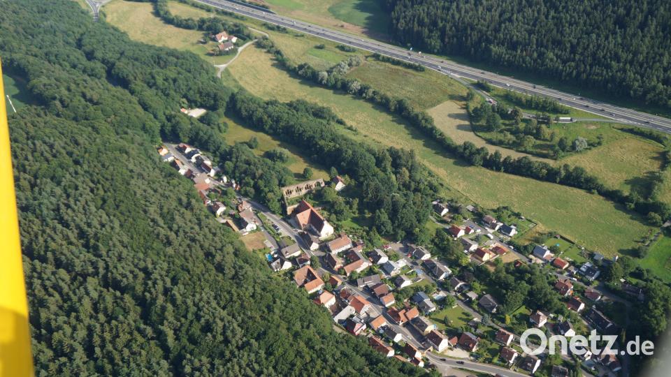 Ein Luftbild von Gnadenberg aus dem Jahre 2021. Erkennbar sind beide Torbögen an den Grenzen des Ortes. Archivbild: Fritz-Weithas-Sternwarte