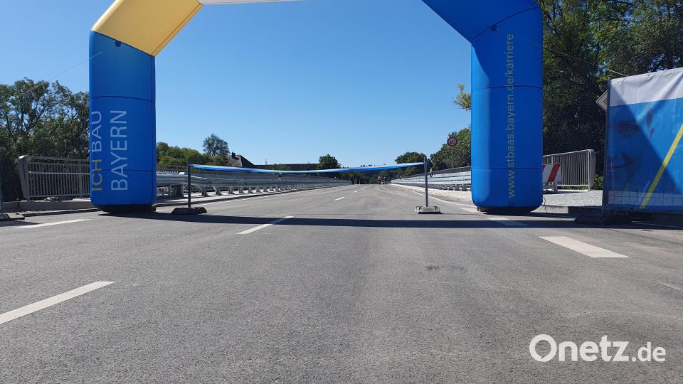 Um die Bedeutung der Brückenfreigabe zu unterstreichen, hat sich das Staatliche Bauamt Amberg-Sulzbach mit einem riesigen, aufblasbaren Tor und einem weißblauen Absperrband ins Zeug gelegt. Bild: Lowak