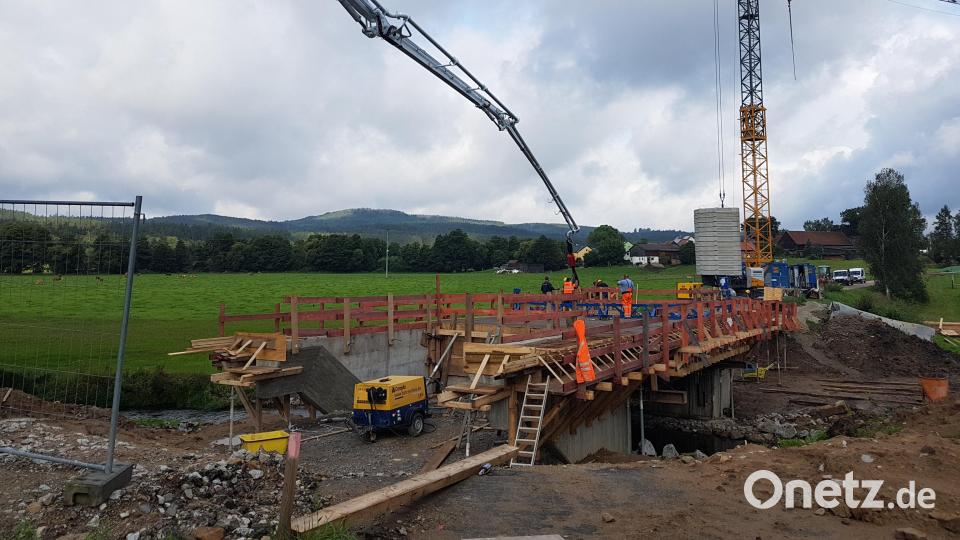 Die Baufirma Fahrner aus Mallersdorf-Pfaffenberg hat bereits die Betonarbeiten für den Brückenüberbau erledigt. Der Verkehr zwischen den beiden Staatsstraßen soll noch in diesem Jahr geöffnet werden. Im Hintergrund ist die Ortschaft Lohma zu sehen. Bild: gi