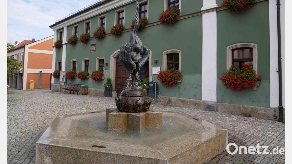 Der Zoiglbrunnen vor dem Eslarner Rathaus ist beim Zoigltag am Sonntag, 10. September, Ziel von so manchem Spaziergänger. Bild: gz