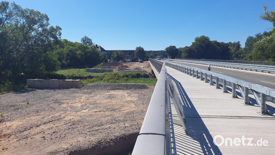 Links neben der neue Brücke über die Haidenaab bei Mantel sind noch die Fundamente für die Behelfsbrücke zu sehen. Bild: Lowak