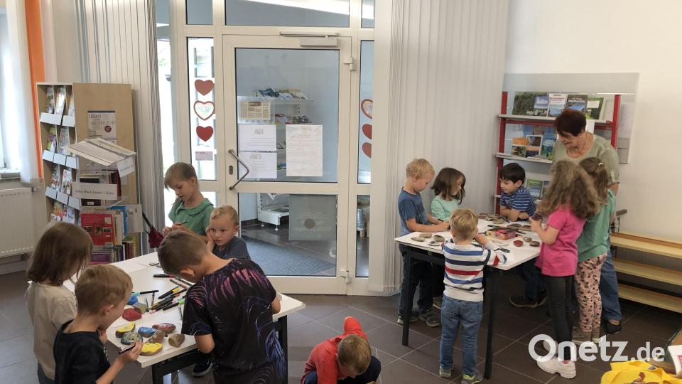 An zwei Tischen bastelten die Kinder zusammen mit Friederike Witt, die das Ferienprogramm der Bücherei leitete. Bild: kki