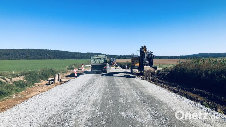Die Bauarbeiten an der Verbindungsstraße - hier in Richtung Oberteich - werden zügig vorangetrieben. In den nächsten Tagen wird die Asphaltschicht aufgezogen. Bild: wro