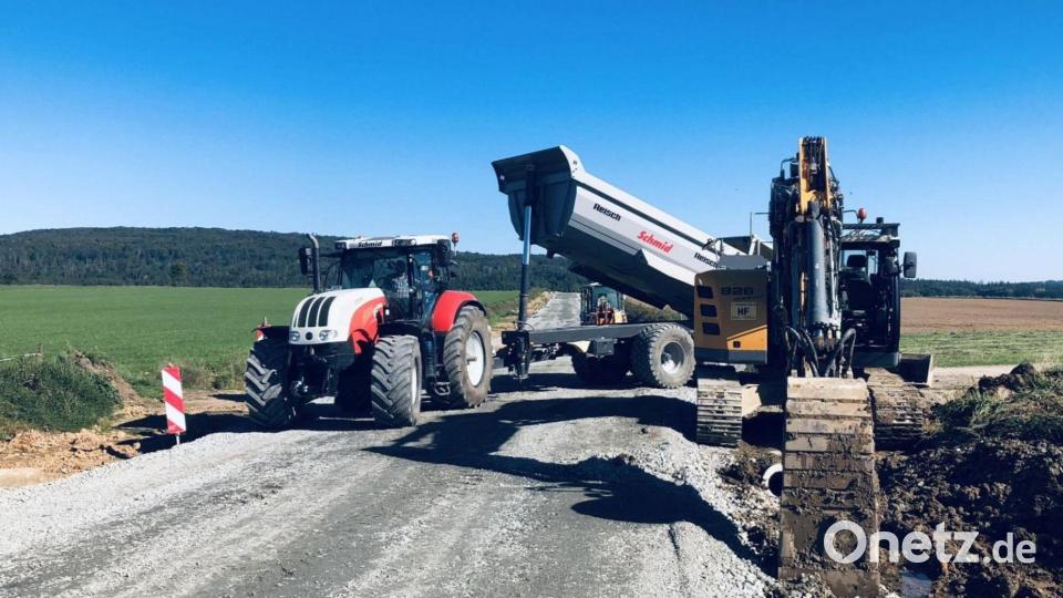 Die Bauarbeiten an der Verbindungsstraße - hier in Richtung Oberteich - werden zügig vorangetrieben. In den nächsten Tagen wird die Asphaltschicht aufgezogen. Bild: wro