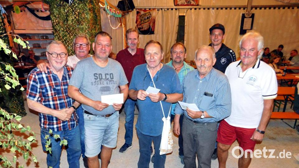 Christian Reiß (Zweiter von rechts) gratulierte den drei Erstplazierten im Kreise der fünf Schafkopffreunde aus Moosbach bei Vohenstrauß. Bild: whü