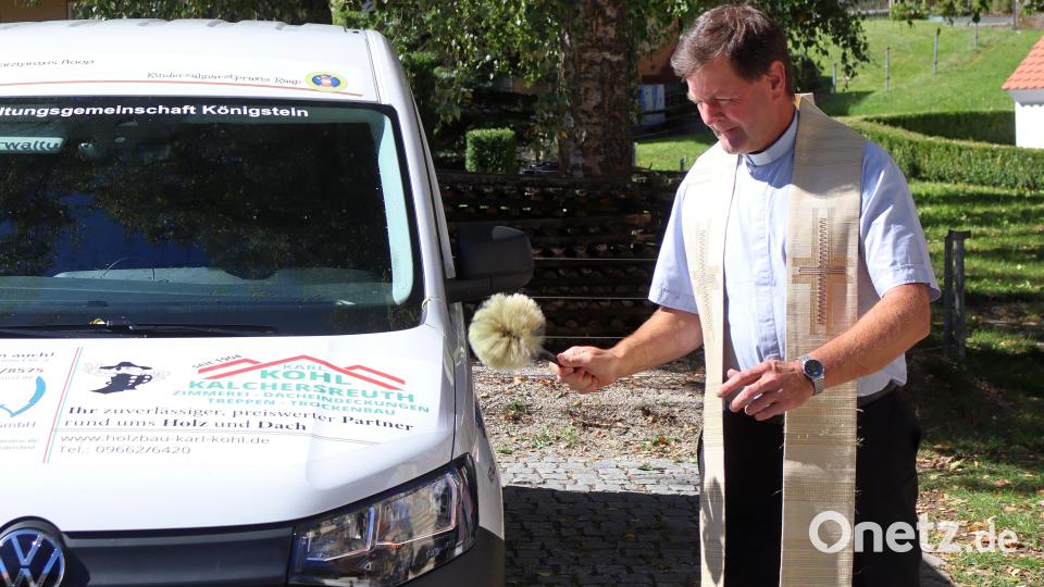 Den Segen für allzeit gute Fahrt spendet Pfarrer Hans Zeltsperger dem neuen VW-Caddy, der seinen Besitzer - die VG - auf dem Kennzeichen trägt. Bild: mfh