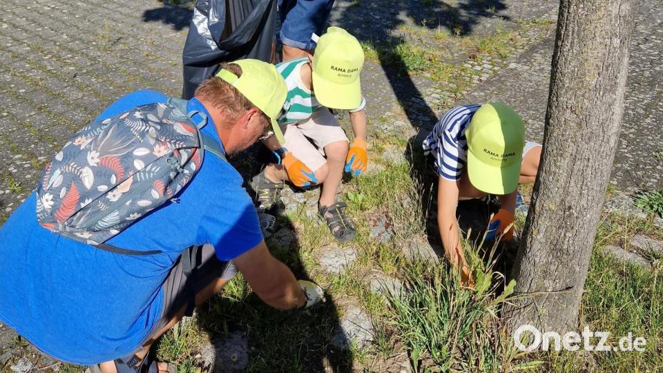Die fleißigen Helfer suchen den Boden ganz genau nach Müll ab. Bild: Theresa Amberg/exb