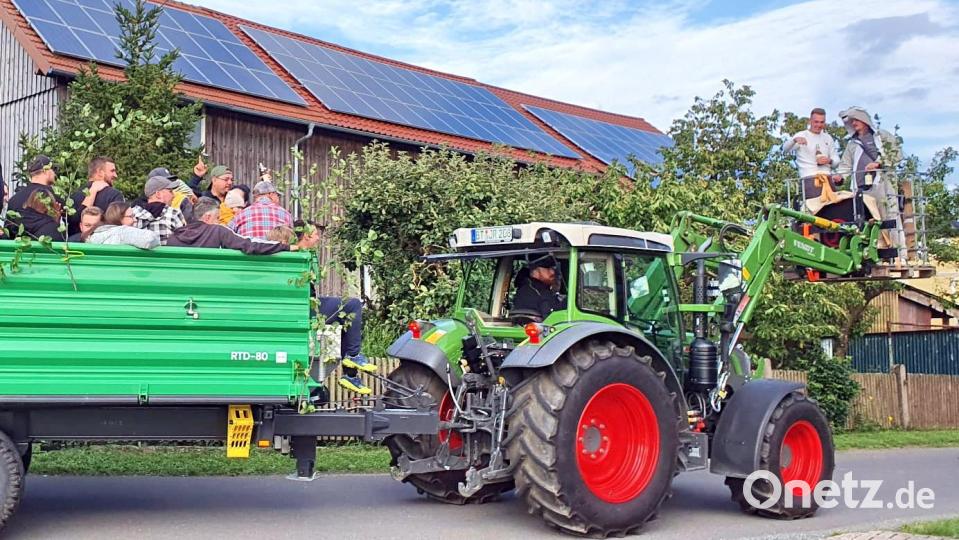 Mit dem Kerwa-Wagen fuhren die Kerwaburschen und -madla durchs Dorf. Bild: whü