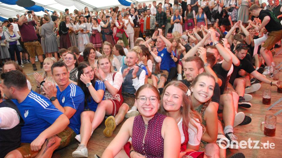 Die &quot;Stoapfälzer Spitzbuam&quot; haben die Besucher des Frühschoppens zum Mitmachen aufgefordert. Sie sitzen fast alle in einem Boot. Bild: tss