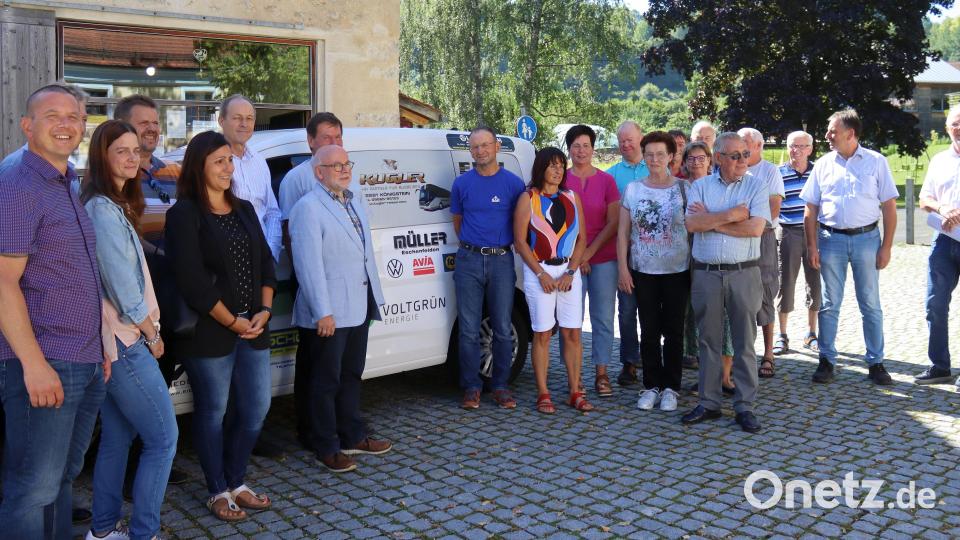 Alle Sponsoren und die Verantwortlichen der VG waren zur Segnung des neuen Bürgerbusses zusammen gekommen. Bild: mfh