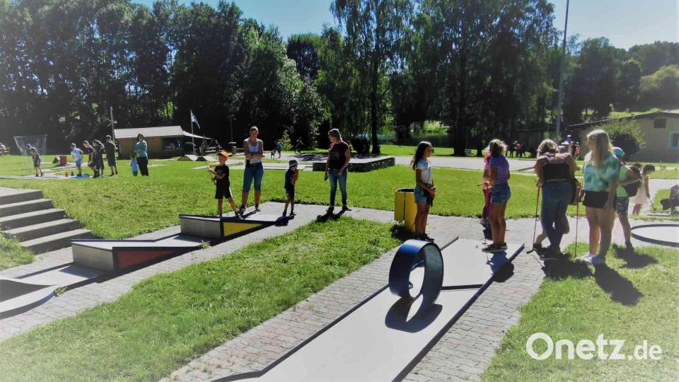 Die Minigolfanlage wird Jugendlichen und Kindern sowie von Erwachsenen belagert. Bild: gz