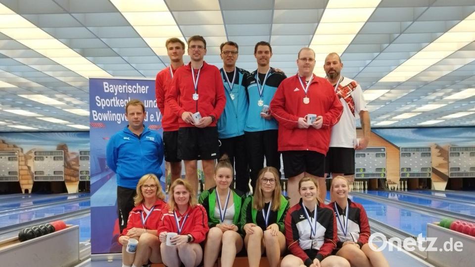 Die Oberpfälzer Tandems Christopher Hiltl/ Tobias Klingl (links oben) sowie Marie Gradl/ Alexandra Auburger (rechts unten) vertraten den Bezirk würdig und holten Edelmetall in der Fuggerstadt. Bild: ruw