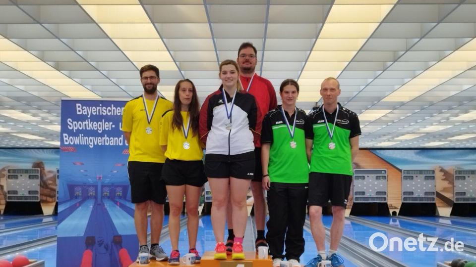 So sehen Sieger aus: die Bayerischen Meister Daniel Rösch (RW Hirschau) und Marie Gradl (ASV Fronberg) in der Mitte, links Claudia Süß/ Pascal Honemeier (KV München) und rechts Tabea Strohmenger/ Maximilian Dürl (SC Worzeldorf). Bild: ruw