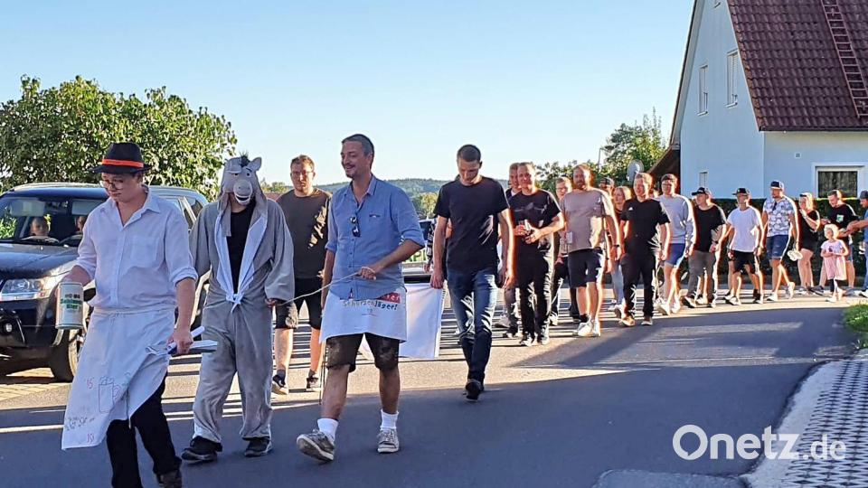 Der Zeulenreuther Stammtisch führte den Kerwa-Esel durchs Dorf. Der Umzug war der Auftakt zur Zeltkerwa Bild: whü