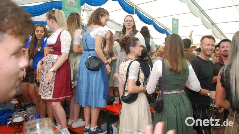 Im Festzelt ist schon kurz nach Beginn des Frühschoppens fast kein Durchkommen mehr. Bild: tss