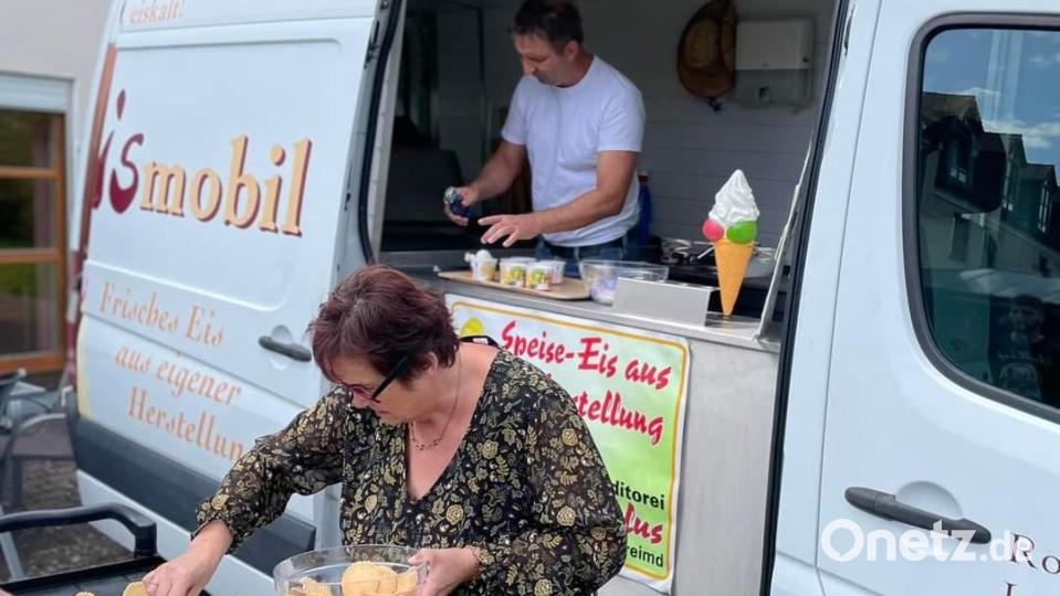 Roland Paulus von der Bäckerei Paulus überrascht die Bewohner mit seinem &quot;Eisauto&quot; und spendiert ihnen ein Eis. Bild: Fradl/exb