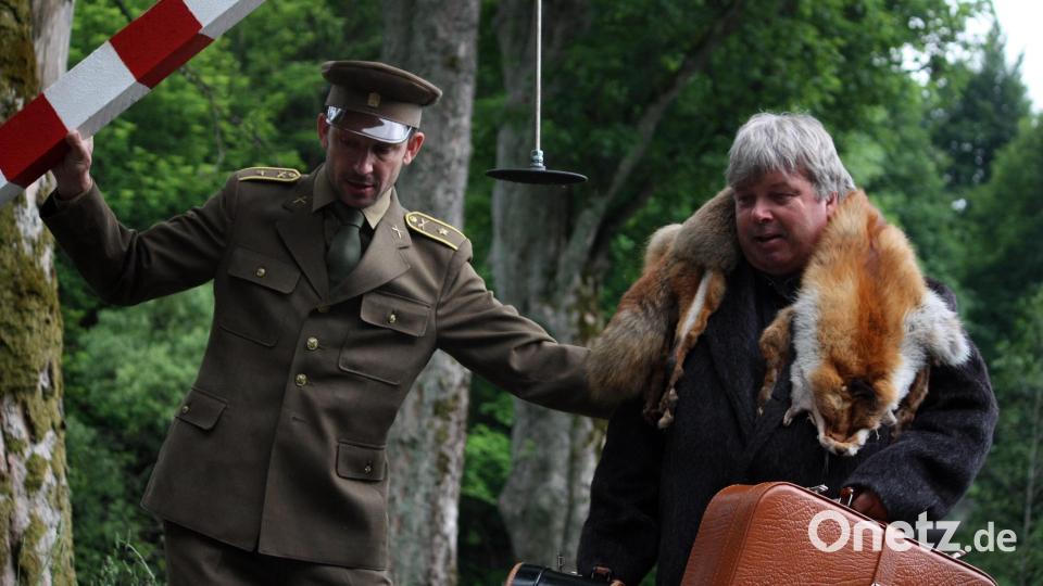 Marek Velebný (rechts) als glücklicher Flüchtling und sein falscher Schleuser, gespielt von Oswald Hamann (links) Bild: Florian Wein /exb