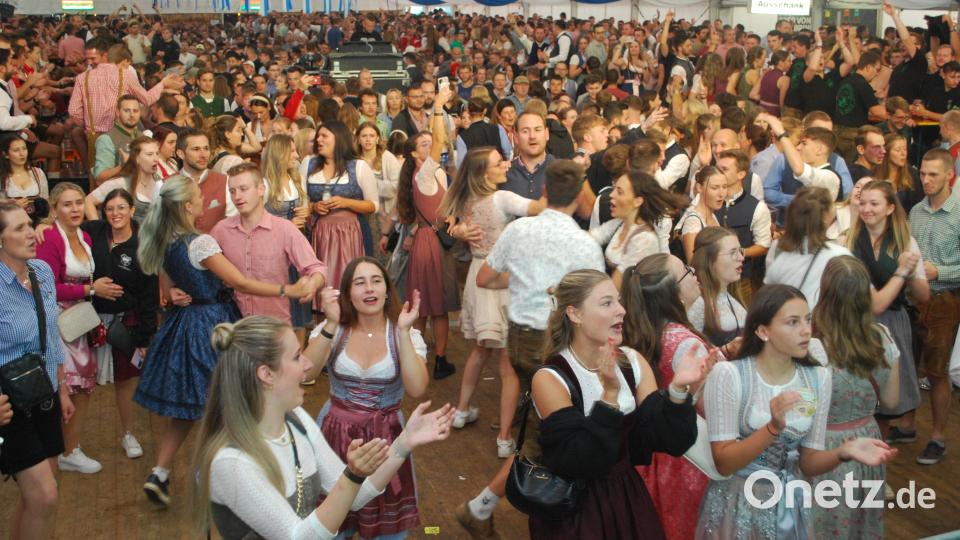 Die Stimmung beim Frühschoppen ist von der esten Minute an gigantisch. Bild: tss