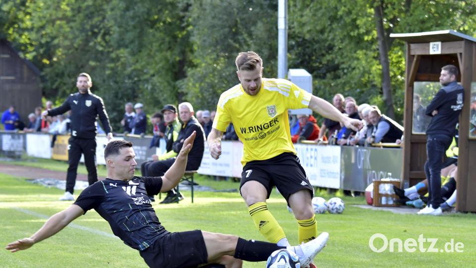 Tobias Hüttner (rechts) und die Hahnbacher sind am Freitagabend beim Bezirksliga-Spitzenreiter FC Wernberg zu Gast Bild: Hubert Ziegler