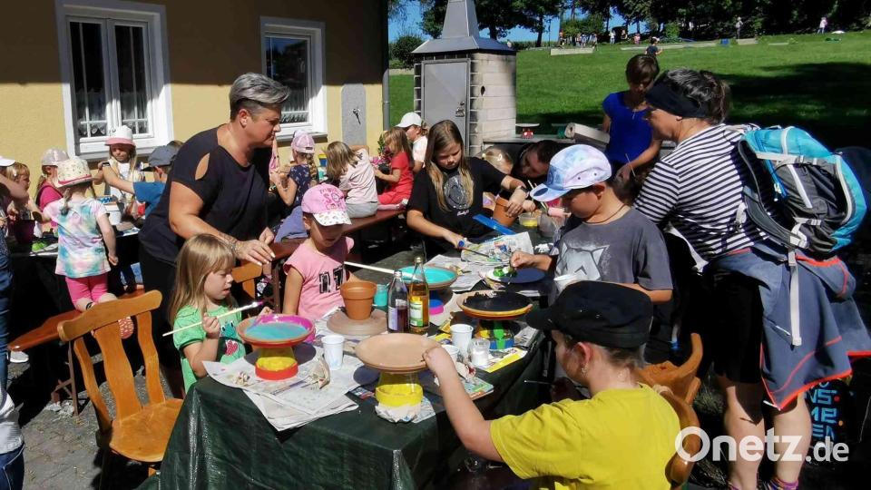 Am Basteltisch des Frauenbundes kann jedes Kind unter Anleitung von Carmen Floss seine eigene Vogeltränke bemalen. Bild: gz