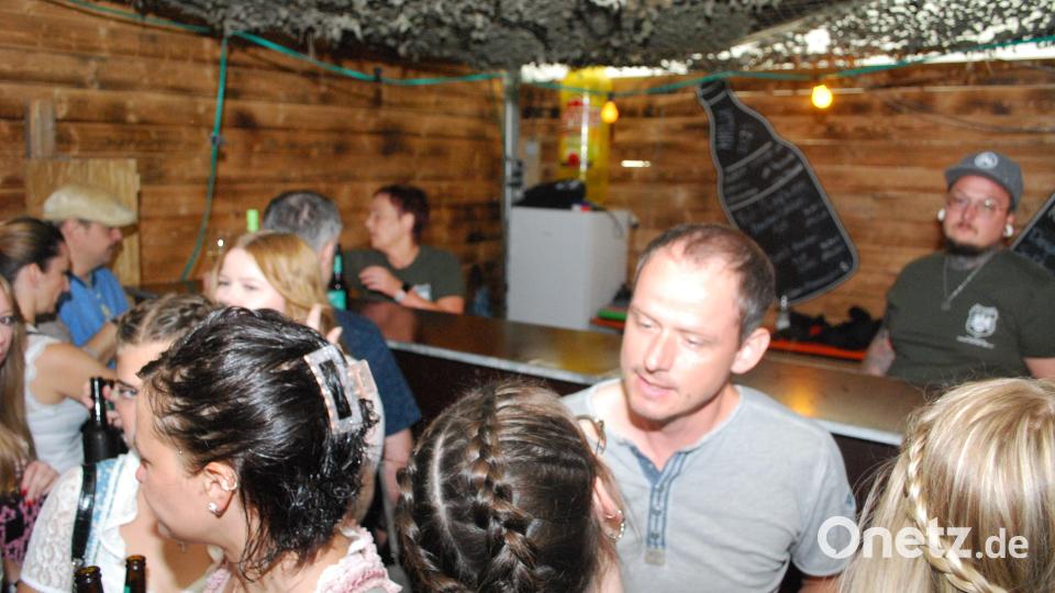 In der Pilsbar geht es ebenfalls hoch her. Bild: tss